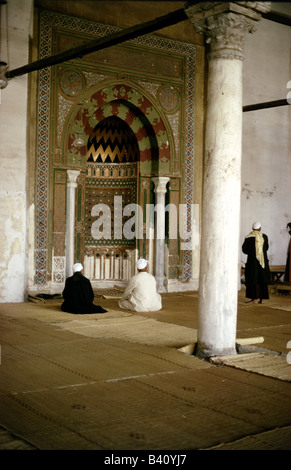 Géographie / voyage, Egypte, le Caire, mosquées, Mosquée Amr-Ibn-Al-As (complétée 711 AD), vue intérieure, Mihrab (niche de prière), deux croyants, également Ma em, Taj Al Jawamie ou Masjid Al ar-Rayah, religion, Islam, Moyen-Orient, Moyen-Orient, vue intérieure, architecture, beadhouse, Orient, musulmans, construit par Al-Ibn, Commandant, Al-Ibn, Al-Ibn Troisième plus ancienne mosquée du monde, architecture islamique, historique, historique, ancien, Amr Ibn Al As, Ma-em, Taj Al Jawamie, Amr ibn Al As, peuple, XXe siècle, Banque D'Images