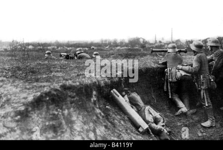 Événements, première Guerre mondiale / première Guerre mondiale, front occidental, position mg allemande près de Laon, observateur derrière lui, France, 1918, Banque D'Images