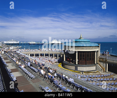Eastbourne bandstand et pier East Sussex Angleterre GO Banque D'Images