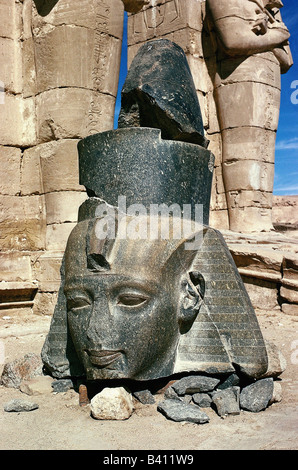 Ramesses II 'le Grand', roi d'Egypte, 19ème dynastie, vers 1290 - 1224 av. J.-C., tête, fragment d'un colosse, Thèbes, , Banque D'Images