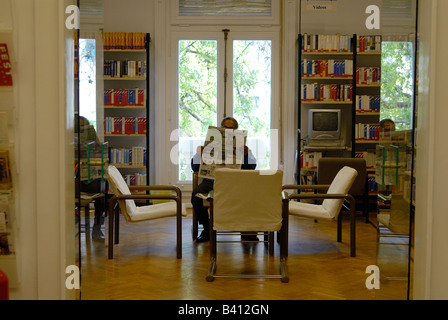 Man reading newspaper dans une bibliothèque publique en Egypte Banque D'Images