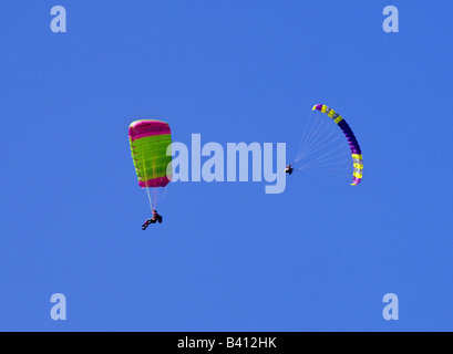 Deux parapentes voler au-dessus de Grindelwald Suisse Banque D'Images