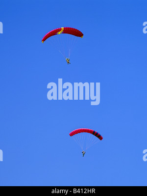 Deux parapentes voler au-dessus de Grindelwald Suisse Banque D'Images