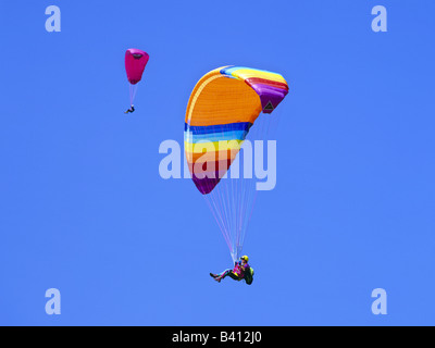 Deux parapentes voler au-dessus de Grindelwald Suisse Banque D'Images