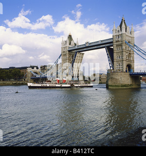 Tower Bridge levé pour permettre à Waverley, le dernier bateau à aubes en mer, de traverser Londres, Angleterre, Royaume-Uni, Grande-Bretagne, GB Banque D'Images