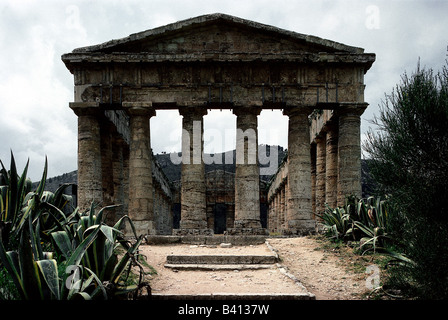 Géographie / voyage, Italie, Sicile, Segesta (Egesta), colonie grecque, fondée 7ème ou 6ème siècle avant J.-C., temple doric, construite à partir de 430 avant J.-C. par les Elyriens, à l'avant-garde, Magna Graecia, dans la guerre du péloponnèse alliée à Athènes, sous l'influence carthagienne de 409 avant-C.-B., pillé par Agathocles, de 263 alliés à Rome, C.-B. De 227 BC Roman province Sicilia, antiquité, historique, historique, ancien, architecture doric, colonnes, sixième, septième, monde antique, Banque D'Images