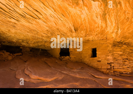 USA, Utah, Cedar Mesa, Mule Canyon. Maison de grès de couches dans l'ancien plafond feu ruines Indiennes Anasazi imitent les flammes. Banque D'Images