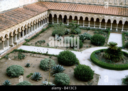 Géographie / voyage, Italie, Sicile, Monreale, cloître, construit 1174 - 1189 AD sous le roi Guillaume II de Sicile, vue intérieure, cloître de style Saracen, mélange d'architecture byzantine, arabe et normande, historique du Moyen âge, historique, ancien, roman, église, Normans, monastère bénédictin, cour intérieure, William, médiéval, Banque D'Images