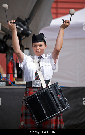 Pipe Band batteur jouant la musique écossaise Banque D'Images