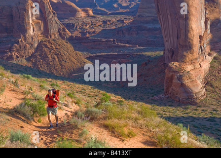 USA, Utah, Escalante désert. A senior male hiker Coyote Gulch. (MR) Banque D'Images