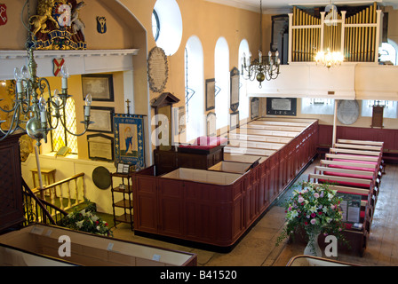 L'intérieurapt montrant fort bancs de l'église St pierre, neupré Surrey, Angleterre Banque D'Images