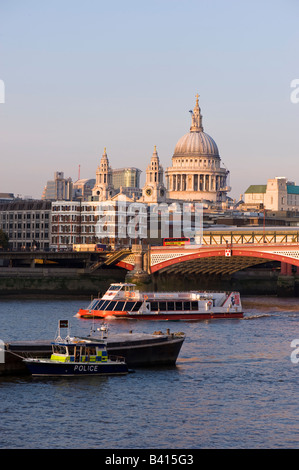 Blackfriers Pont sur la rivière Thames et la Cathédrale St Paul London United Kingdom Banque D'Images