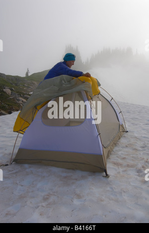 USA, Washington, Olympic National Park. Un female hiker met en place une tente sur le fossé. (MR) Banque D'Images