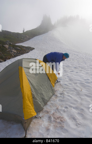 USA, Washington, Olympic National Park. Un female hiker met en place une tente sur le fossé. (MR) Banque D'Images