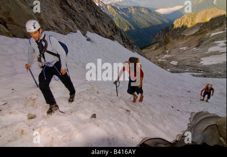 USA, Washington, North Cascades. Une équipe d'alpinistes monte une forte partie d'un glacier. (MR) Banque D'Images