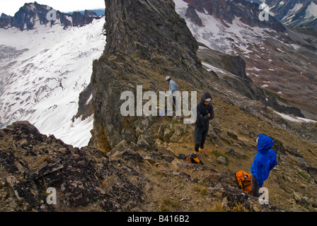 USA, Washington, North Cascades. Une équipe d'alpinistes se prépare à une tempête près de col Cascade. (MR) Banque D'Images