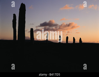 dh Pierre sur pied NÉOLITHIQUE ANNEAU DE BRODGAR ORKNEY nuit d'été coucher de soleil crépuscule henge monument ancienne Grande-Bretagne âge de pierre soleil Banque D'Images