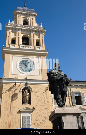 Piazza Garibaldi, Parme, Italie. Statue de Garibaldi et clocher Banque D'Images