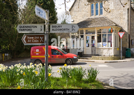 Le bureau de poste et les magasins du village dans le village de Cotswold Coln St Aldwyns, Gloucestershire Banque D'Images