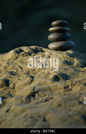 USA (Washington), le parc national Olympique, Ruby Beach. Cairn zen attrayante empilés sur roche de plage. Aube lumière. Banque D'Images