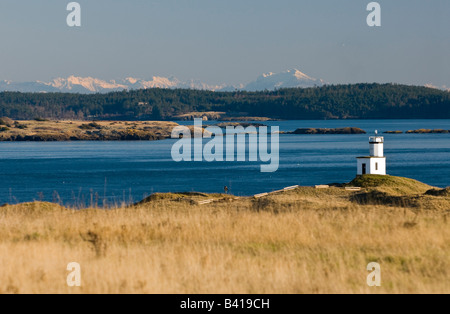 États-unis, WA, îles San Juan. Le bétail Point light avec de superbes paysages de l'île Lopez et des cascades dans la partie continentale de Washington. Banque D'Images