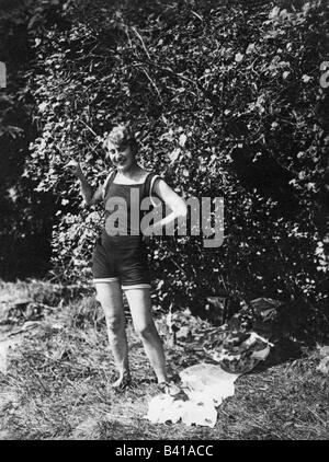 Baignade, mode plage, femme en maillot de bain debout dans la prairie, Herrsching, 1926, Banque D'Images