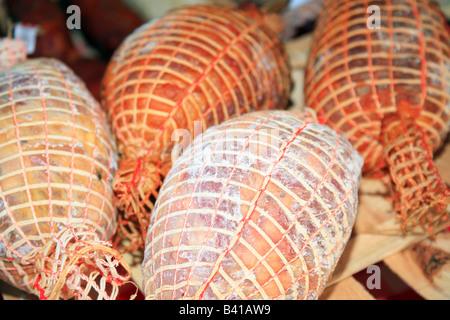 Jambons sur un marché stand à St Cast, Cotes d'amour de la Bretagne, France Banque D'Images