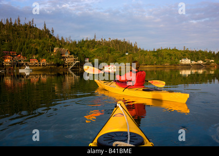 Kayak dans la baie Kachemak Flétan Cove près de Homer Alaska parution modèle Banque D'Images