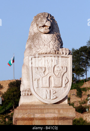 Le lion, symbole de l'Etat Bulgare, est hoding le blason de Veliko Tarnovo, la capitale médiévale de la Bulgarie Banque D'Images