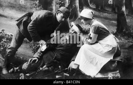 Événements, Première Guerre mondiale / LA PREMIÈRE GUERRE MONDIALE, service médical, infirmière de la Croix rouge des bandages soldat blessé, champ, carte postale de l'Allemagne, 1914 / 1915, Banque D'Images