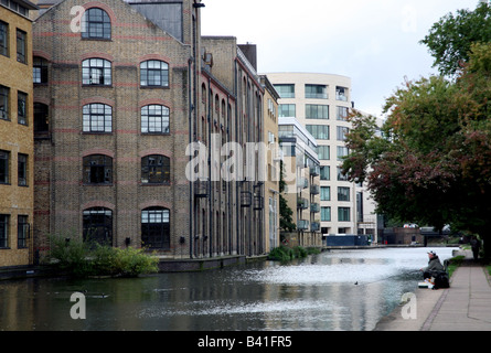 Bassin Battlebridge Regents Canal Kings Cross Londres avec New Kings Place le développement en arrière-plan Banque D'Images