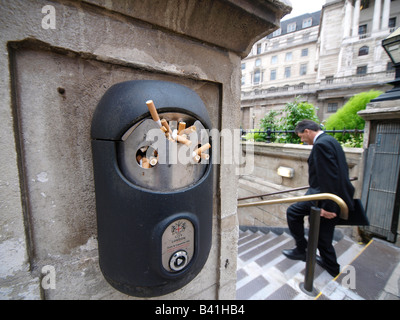 La gomme de débordement et de cigarette bin à l'entrée de la station de banque le métro de Londres, Royaume-Uni Banque D'Images