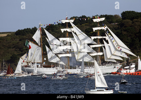 Trois mâts barque Cuauhtemoc de mettre les voiles de Falmouth sur la course des grands voiliers à Funchal Banque D'Images