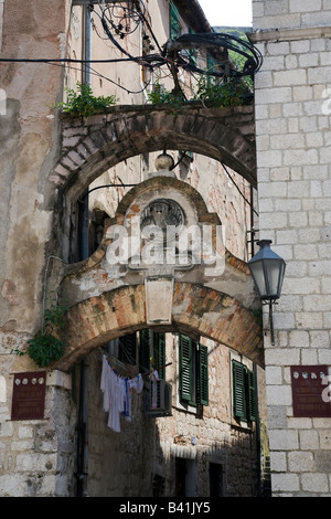 Passage voûté et ruelle Kotor Baie de Kotor Monténégro Europe un site du patrimoine mondial de l'UNESCO Banque D'Images