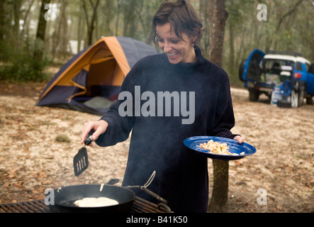 La cuisson des crêpes sur la poêle de fer dans un camping à High Springs FL. Banque D'Images