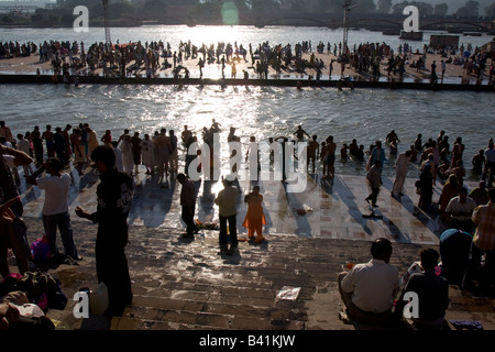 Foule de pèlerins hindous sur la banque du fleuve Gange, Haridwar, India. Banque D'Images