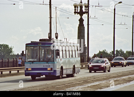 En Trolleybus sur un pont à Riga, Lettonie Banque D'Images