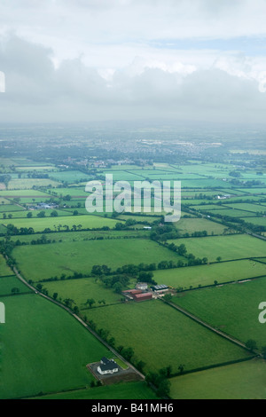 Vue aérienne de l'horizon au-dessus de l'Irlande d'un avion. Banque D'Images