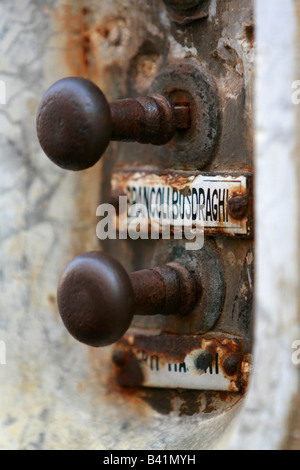 Deux vieux rusty bell porte-nom avec boutons en Italie Banque D'Images