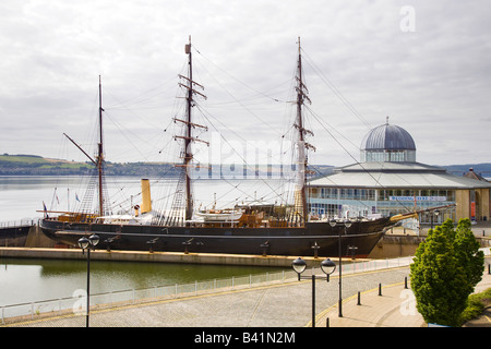 1902 bateau de recherche sur l'Antarctique RRS navire traditionnel en bois à trois mâts à Discovery point et Visitor Center à Dundee, Tayside, Écosse, Royaume-Uni Banque D'Images