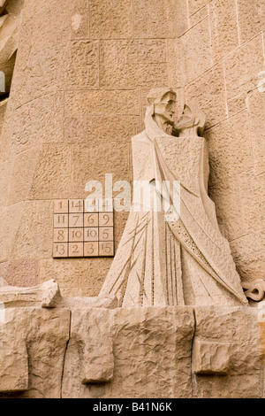 Statue de baiser de Judas Jésus Christ à l'extérieur de la Sagrada Familia à Barcelone, Espagne Banque D'Images