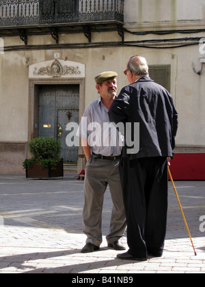 Deux vieillards discutant, Menorca Banque D'Images