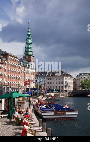 Bateau visite du canal et vue vers Nikolaj Kirke De Gammel Strand, Copenhague, Danemark Banque D'Images