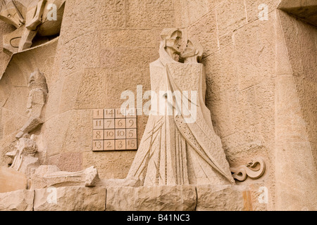 Statue de baiser de Judas Jésus Christ à l'extérieur de la Sagrada Familia à Barcelone, Espagne Banque D'Images