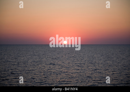 Lever de soleil sur l'océan, sur la mer Égée, l'été, aucune terre en vue, de la Méditerranée , l'Europe, en Grèce, en vue du pont de bateau Banque D'Images