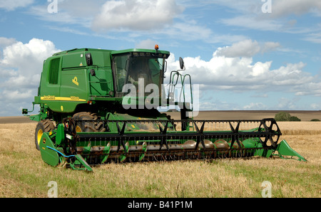 Moissonneuse-batteuse, standing in field havig récolte coupe fini Banque D'Images