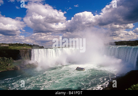 Un arc-en-ciel et une vue sur les chutes du Niagara du côté canadien et de la Reine de la Brume tour voile Banque D'Images