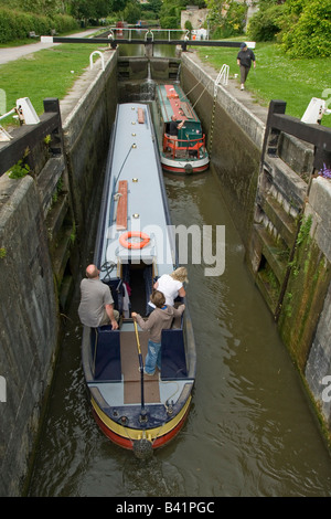 Deux narrowboast en utilisant un verrou, Kennet and Avon Canal, baignoire, Somerset, England, UK Banque D'Images