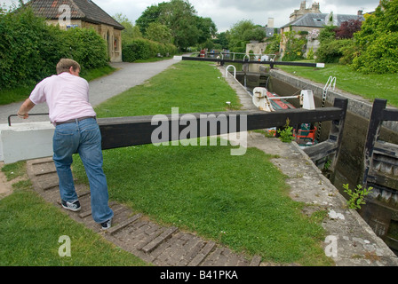 Verrouiller la porte de clôture de l'homme à la main, baignoire, Kennet and Avon Canal, Somerset, England, UK Banque D'Images