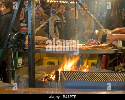 Les personnes en attente de Noël saucisses cuisson square Römerberg Roemer Römer Frankfurt am Main Allemagne Hesse Banque D'Images